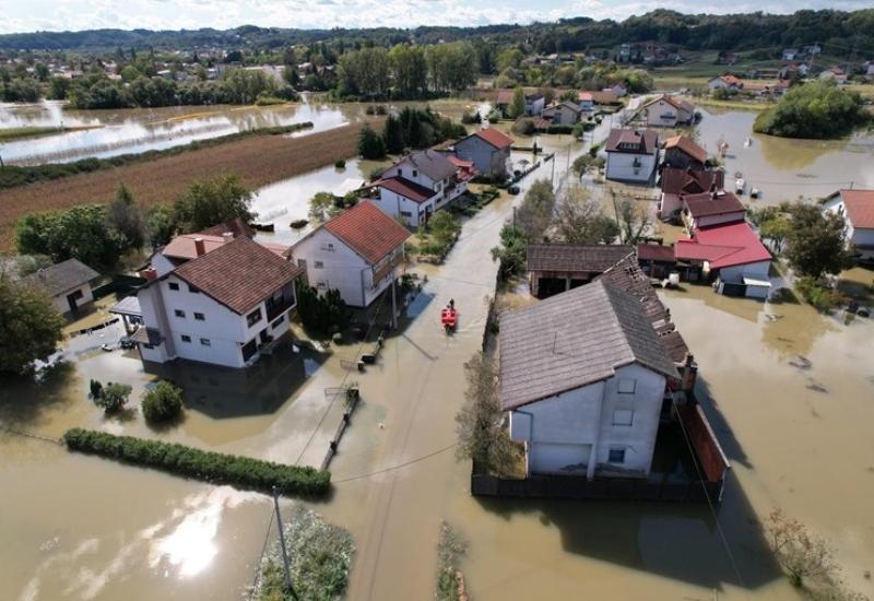Poplava iz zraka: Okolica Karlovca pod vodom / Bljesak.info