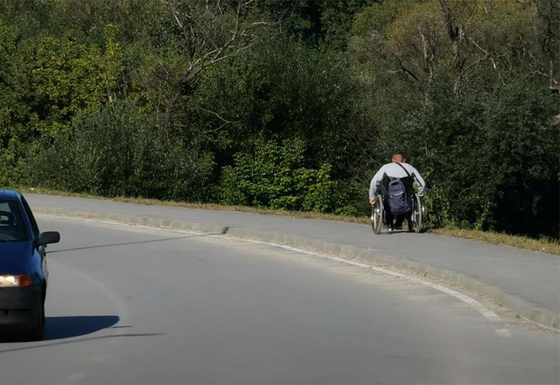 U invalidskim kolicima živi u podrumu i do grada putuje 5 kilometara