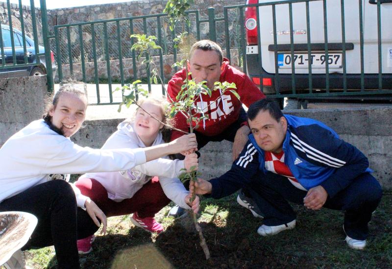 Djeca i djelatnici doma "Marija - Naša Nada" posadili drvo mira