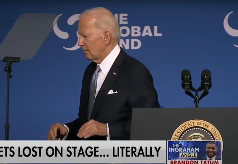 VIDEO: Biden se izgubio na pozornici