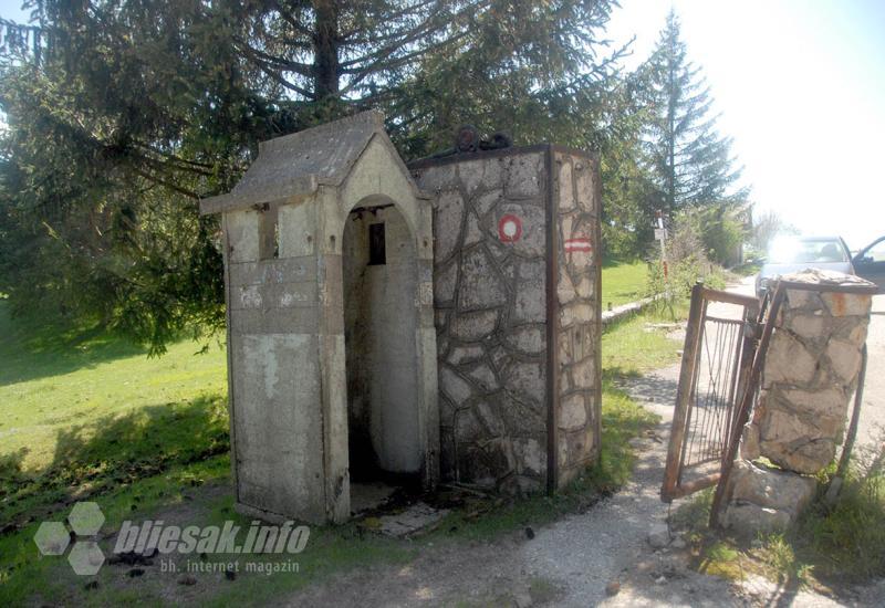 Jedan od ulaza u nekadašnju vojarnu JNA - Kalinovik, najusamljenija čaršija na svijetu