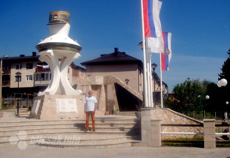 Pred spomenikom poginulim srpskim borcima - Kalinovik, najusamljenija čaršija na svijetu