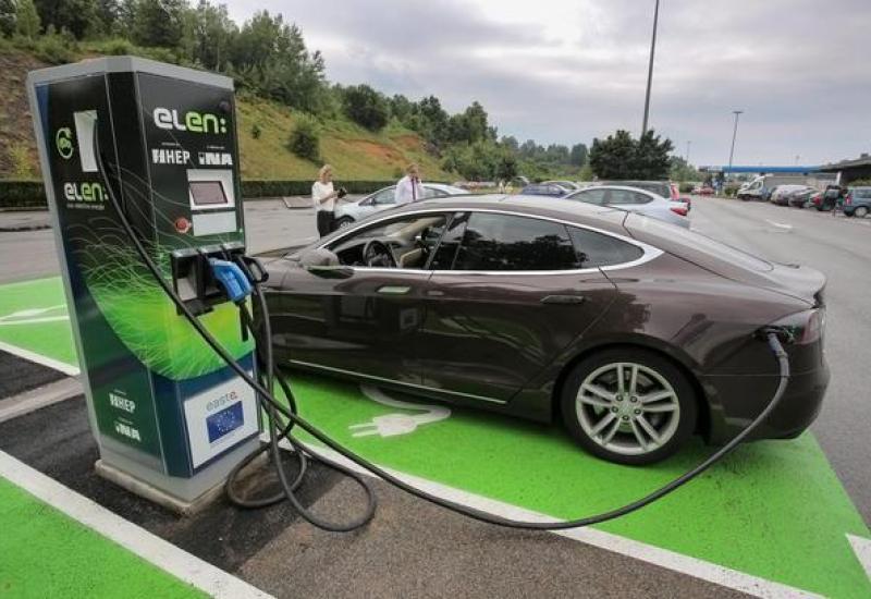 Vlada pomaže kupovinu 32 električna automobila