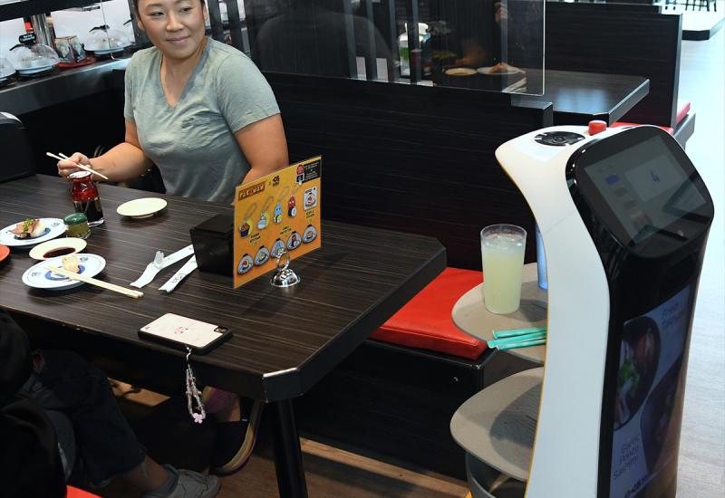 U restoranu goste poslužuju roboti
