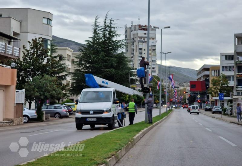 Vijore se nove zastavice duž Dubrovačke ulice  - Mostar: Vijore se nove zastavice duž Dubrovačke ulice 