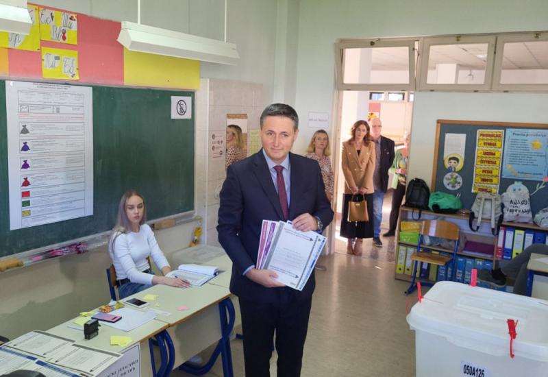 Bećirović sa suprugom glasovao u Tuzli