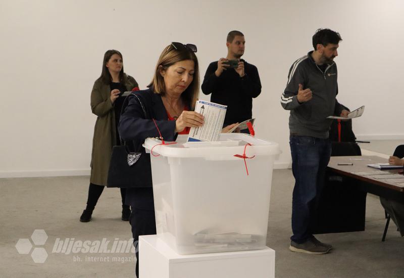 Dragan Čović sa suprugom glasovao u Mostaru - Čović glasovao u Mostaru: Svi su mislili da ćemo blokirati izbore