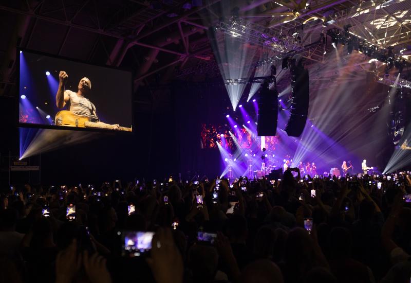 Sting održao spektakularan koncert u prepunoj Zetri - Ne mare za izbore: 16.000 ljudi pjevalo sa Stingom 