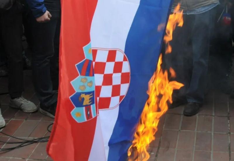 Ilustracija - Tri djevojke zapalile hrvatsku zastavu 