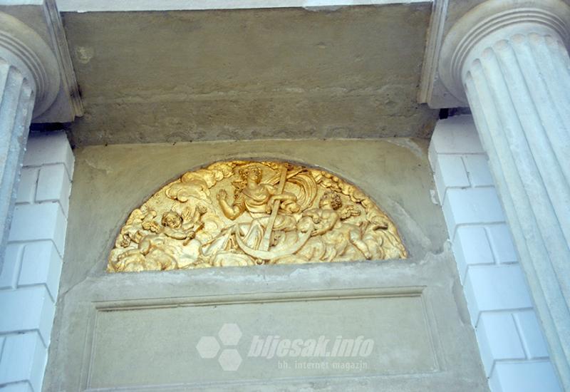 Reljef iznad ulaza u mauzolej - Nagycenk, vječno počivalište Széchenyija