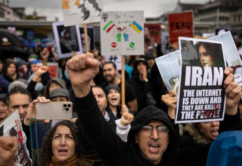 Ni pucnjevi ni suzavci ih nisu zaustavili: Iranci nastavljaju prosvjedovati 