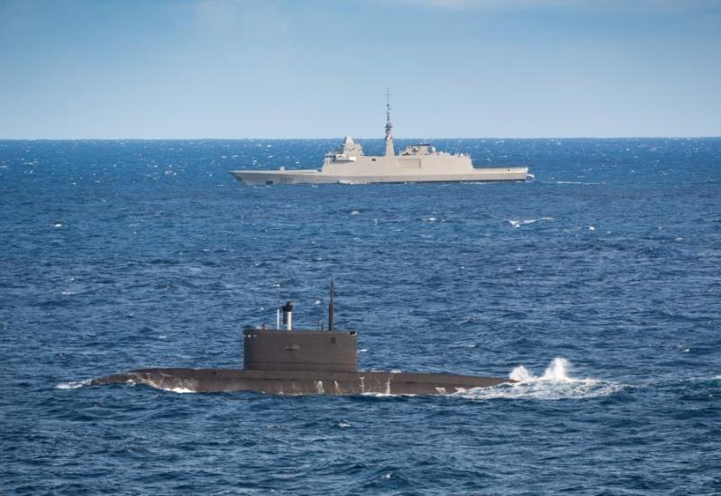 Ruska podmornica i brod francuske ratne mornarice - Betonske piramide, rovovi i bunkeri: baltičke zemlje se pripremaju za rusku invaziju