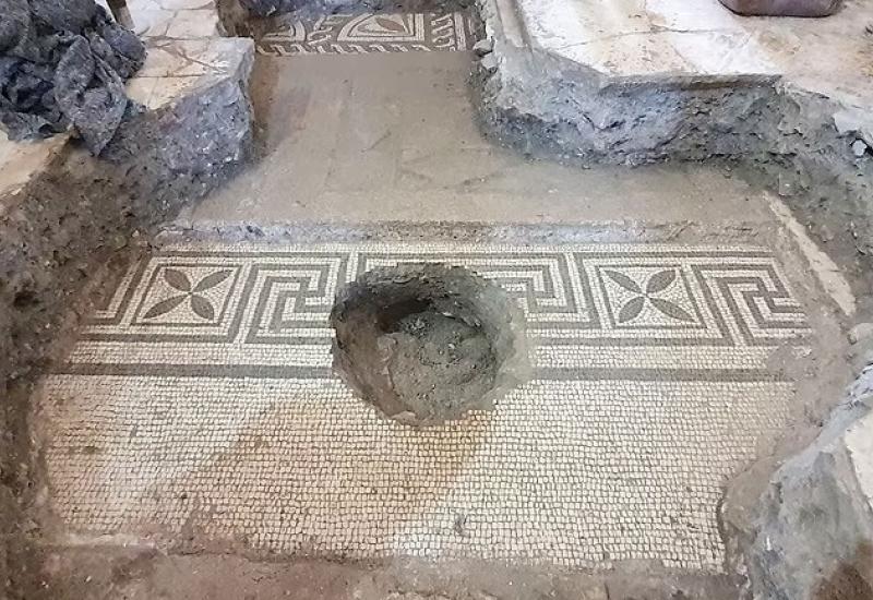 Druga crkva izgrađena je na vrhu drevne bazilike da bi zaštitila grob svetog Nikole, ali tek nedavno su arheolozi otkrili mozaik i kameni pod prethodnog svetilišta - Pronađen grob svetog Nikole