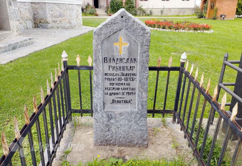 Grob Vladislava Ribnikara u Peckoj - Osečina, gradić s najboljom šljivovicom u Srbiji