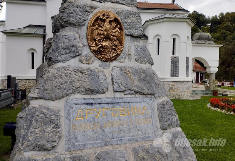 Natpis na spomeniku u crkvenoj porti - Osečina, gradić s najboljom šljivovicom u Srbiji