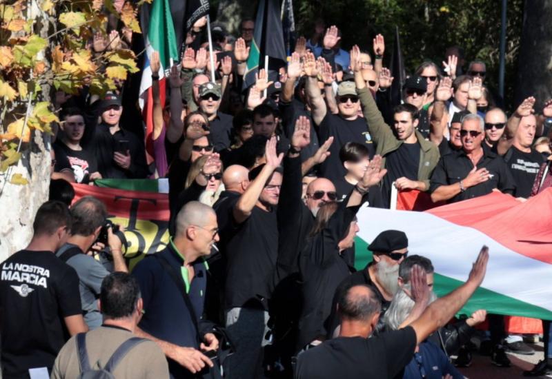 Stotine neofašista marširalo na stotu obljetnicu Mussolinijeva 'pohoda na Rim'