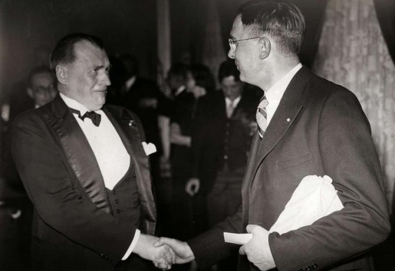 Aljehin (lijevo) i Max Euwe 1937. godine - Skinuo je s trona velikog Capablancu, ali je ostao prvak s velikom mrljom
