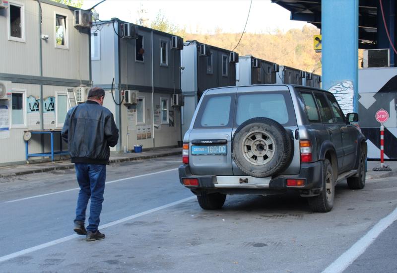 Kosovo: Policija od ponoći uručuje opomene vozačima s KM tablicama
