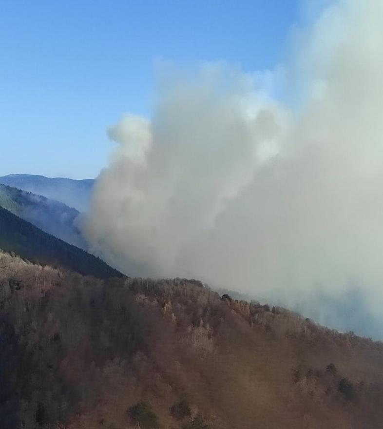 Gašenje požara u Gornjem Vakufu - Helikopteri OS BiH i dalje gase požar u Gornjem Vakufu – Uskoplju