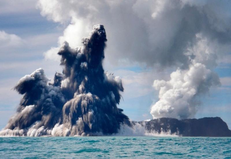 Erupcija podvodnog vulkana u vodama otočja Tonga  - Vulkanska erupcija kod Tonge najveća je ikada zabilježena