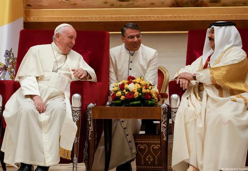 Papina poruka iz Bahreina: ''Naoružavanje gura svijet u propast''