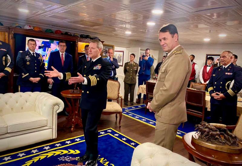 Načelnik iz Oružanih snaga obišao nosač aviona ''USS George H.W. Bush''