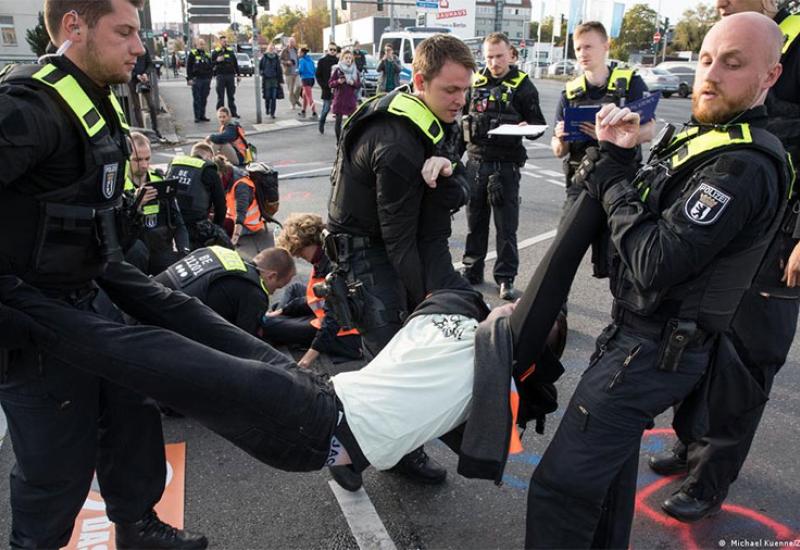 Njemački klimatski aktivisti blokiraju ulice Berlina, sukobljavaju se s vozačima