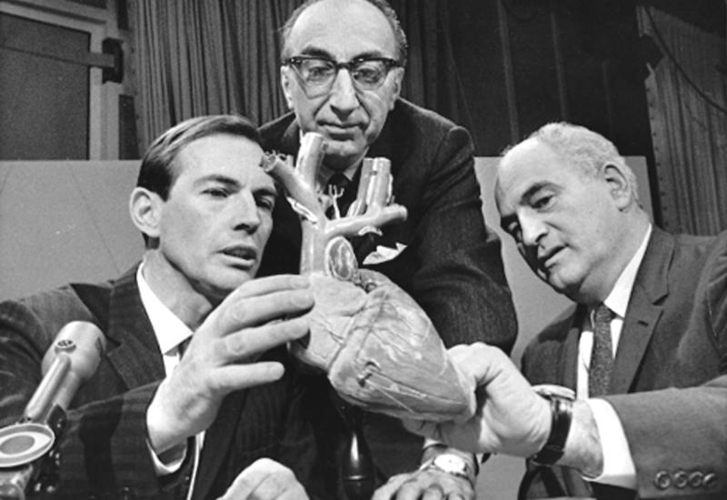Dr. Christiaan Barnard s američkim kolegama (dr. Michael DeBakey i dr. Adrian Kantrowitz) - Prije jednog stoljeća rođen je kirurg koji je prvi presadio ljudsko srce