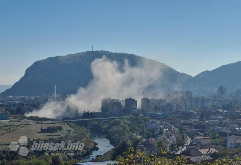 VIDEO | Mostar: Zgrada nestala u dimu