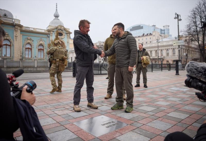 Kijev: Sean Penn poklonio Zelenskom "Oscara"