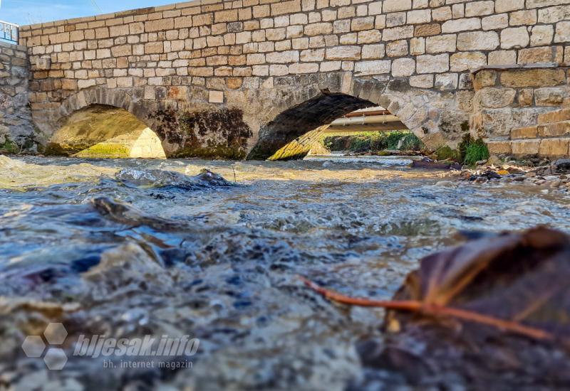 FOTO | Najstariji most u Mostaru ponovno zasjao 
