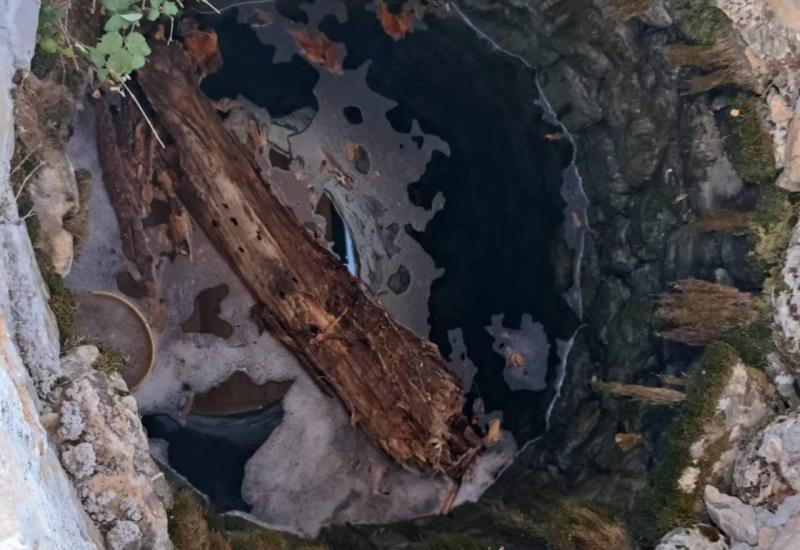 VIDEO | Mostar: Dvojac ubacio nešto u obnovljeni bunar? 