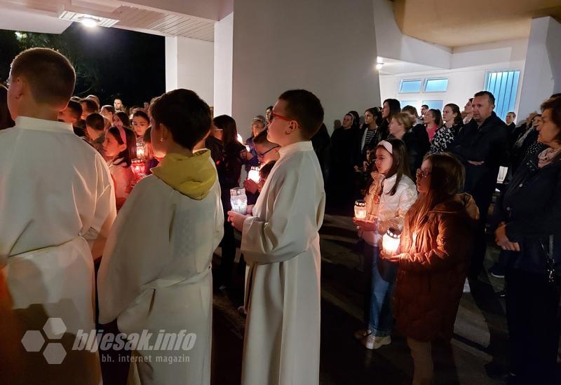 Vjernici molitvom i molitvenom procesijom odali počast ubijenim djevojčicama - VIDEO | Mostar: Vjernici molitvom i procesijom odali počast ubijenim djevojčicama