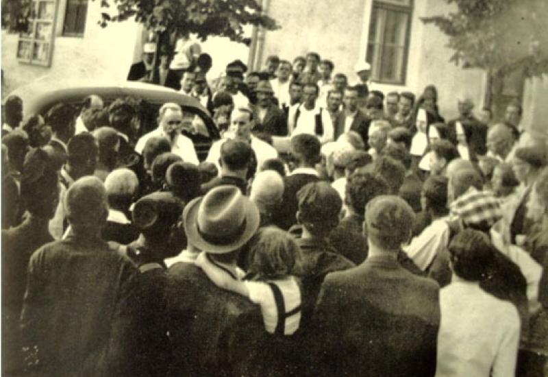 Posjeta zagrebačkog nadbiskupa Alojzija Stepinca Konjicu 1938. Zgrada Napretkovog doma je iza - Sjećanje na Napretkov dom u centru Konjica i lambeth ples