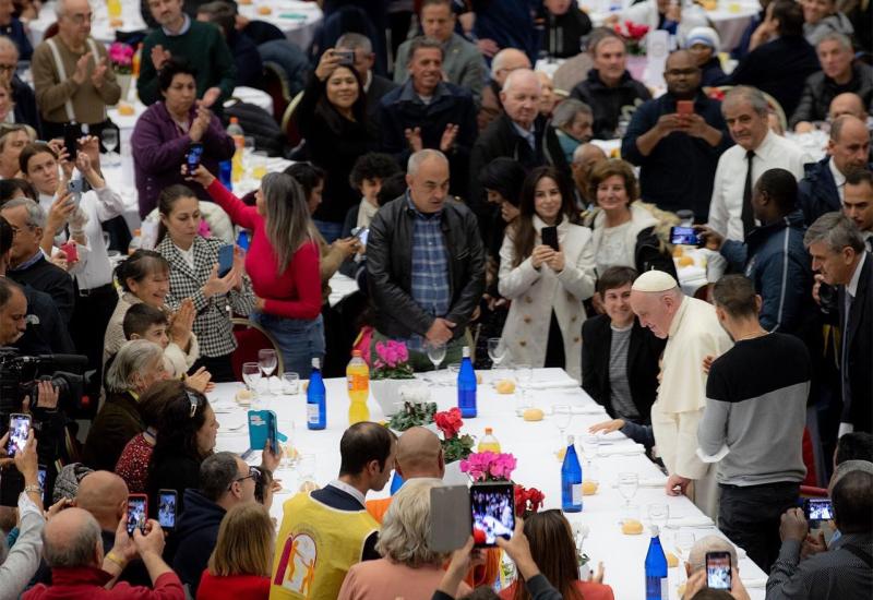 Papa Franjo priredio ručak za 1300 siromašnih i beskućnika