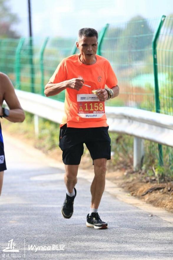 Uncle Chen - Kineski maratonac snimljen kako puši tijekom trčanja