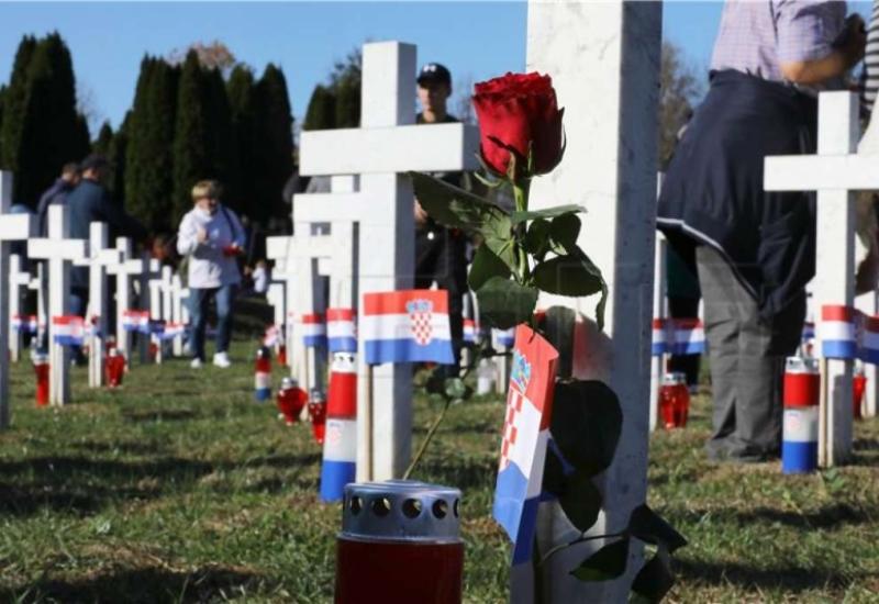 Vukovar: Na grobove na Memorijalnom groblju položene ruže i upaljene svijeće