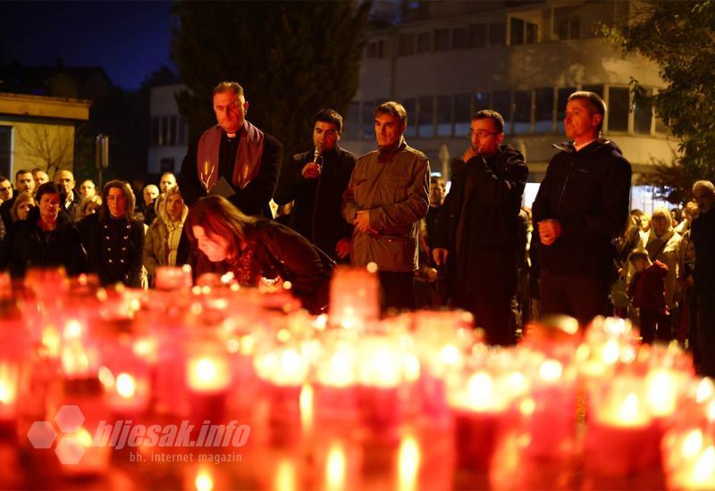 Paljenje svijeća u Vukovarskoj ulici u Mostaru - U mostarskoj Vukovarskoj ulici zapaljene svijeće za sve žrtve Grada Heroja