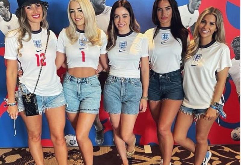Ženama nogometaša stilisti preporučili - U Katar bez minice i dekoltea, ali s Gucci šalom!