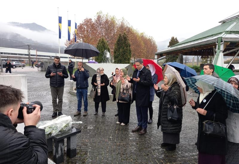 Bećirović posjetio Memorijalni centar u Potočarima i Majke Srebrenice
