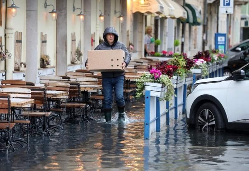 Poplavljene ulice Rijeke - Crveno upozorenje na snazi: Orkanski vjetar, poplave i snijeg 