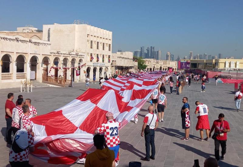 VIDEO | Hrvatski navijači 'razmotali' zastavu dugu 200 metara 