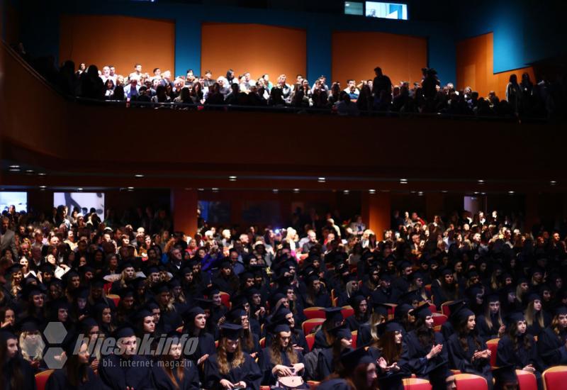 U Mostaru održana promocija diplomiranih studenata Filozofskog fakulteta  - Svečeno u Mostaru: Promovirano 165 prvostupnika i 159 magistara struke