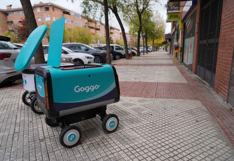 Bez dodatnih troškova, korisnik koji naruči putem interneta dobiva obavijest da će robot biti zadužen za dostavu - Roboti za dostavu na ulici - prelaze cestu na semaforima, voze 5 kilometara na sat