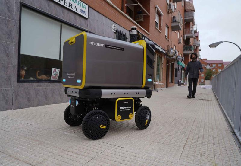 Baterije im mogu trajati od pet do 12 sati  - Roboti za dostavu na ulici - prelaze cestu na semaforima, voze 5 kilometara na sat