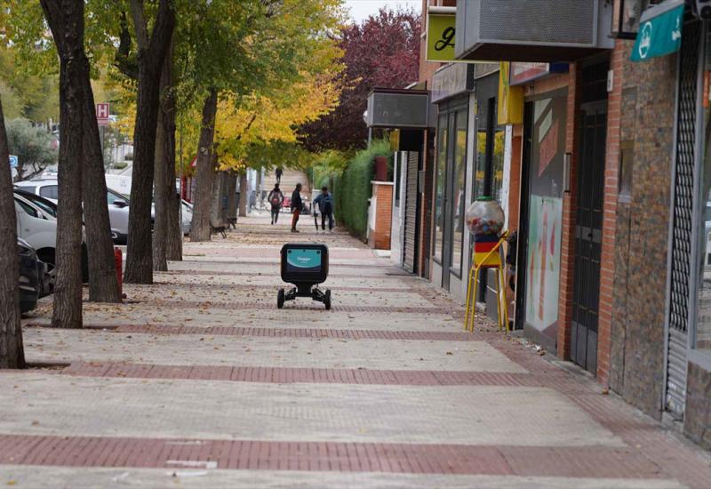 Roboti za dostavu na ulici - prelaze cestu na semaforima, voze 5 kilometara na sat