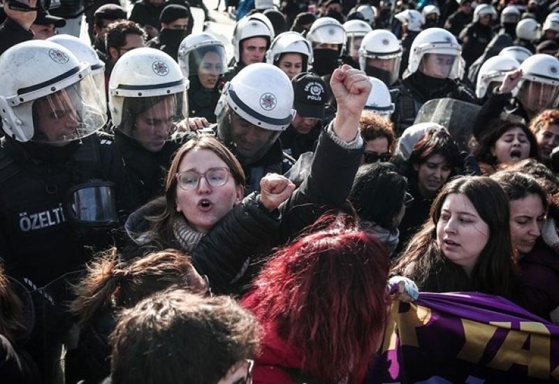 Deseci privedeni tijekom prosvjeda protiv nasilja nad ženama u Istanbulu