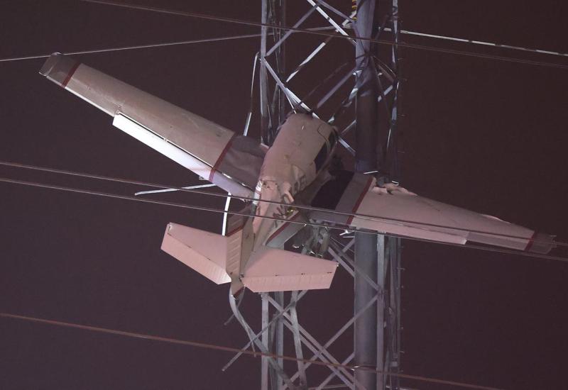 Avion se zabio u dalekovod: 117 tisuća kućanstava bez električne energije