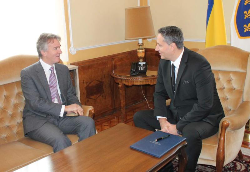 Bećirović s britanskim veleposlanikom razgovarao o ulaganjima u BiH 