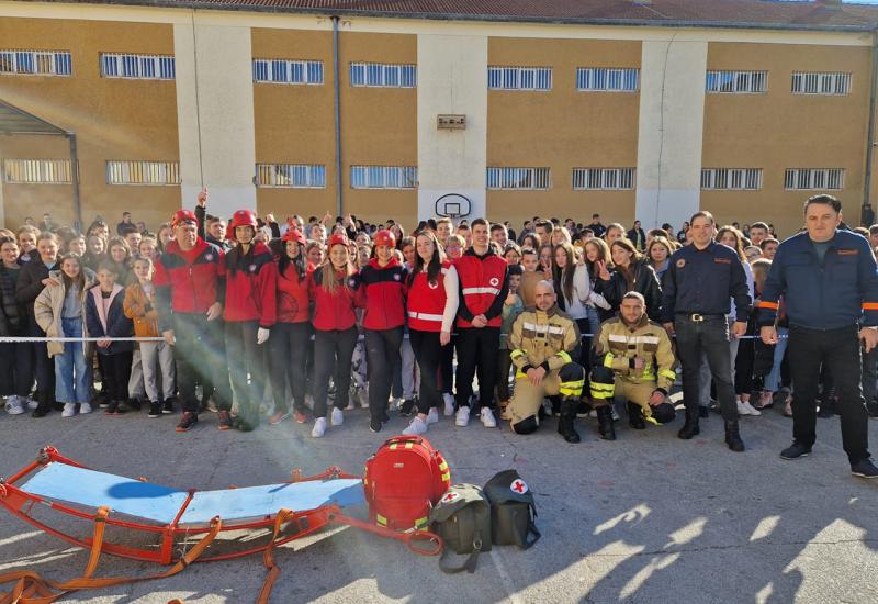 Ljubuški: Učenici i djelatnici škole učili kako se spasiti od požara
